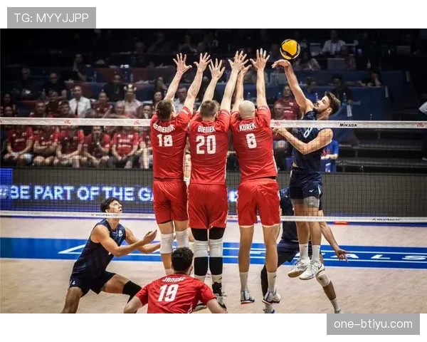 帕尔默如何通过回撤接应主导强强对话中的进攻撕裂？